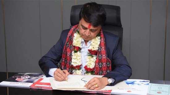 उद्योग वाणिज्य महासंघमा ढकालले ग्रहण गरे अध्यक्षको पदभार